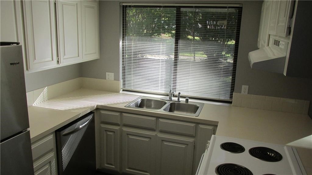 Silvertree Twnhms Ph 1Rogers - Residential Lease
