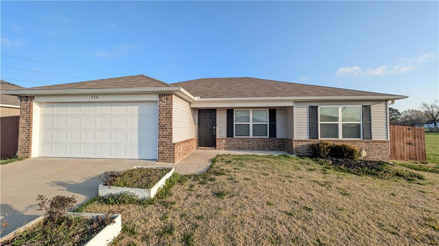 Beautifully maintained 3bed 2bath 2 car garage home in Silver Meadows S/D in Bentonville.  Spacious bedrooms with Split floor plan that features stainless appliances, and WASHER/ DRYER/ FRIDGE all come with..  Home also features fully fenced yard.  Call today to go and see..