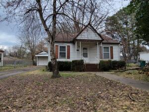Cute 2 bedroom 1 bathroom house with a fenced in back yard. Hardwood floors, and lots of natural light make this cozy home perfect for those wanting some charm with the convenience of town or access to the college.