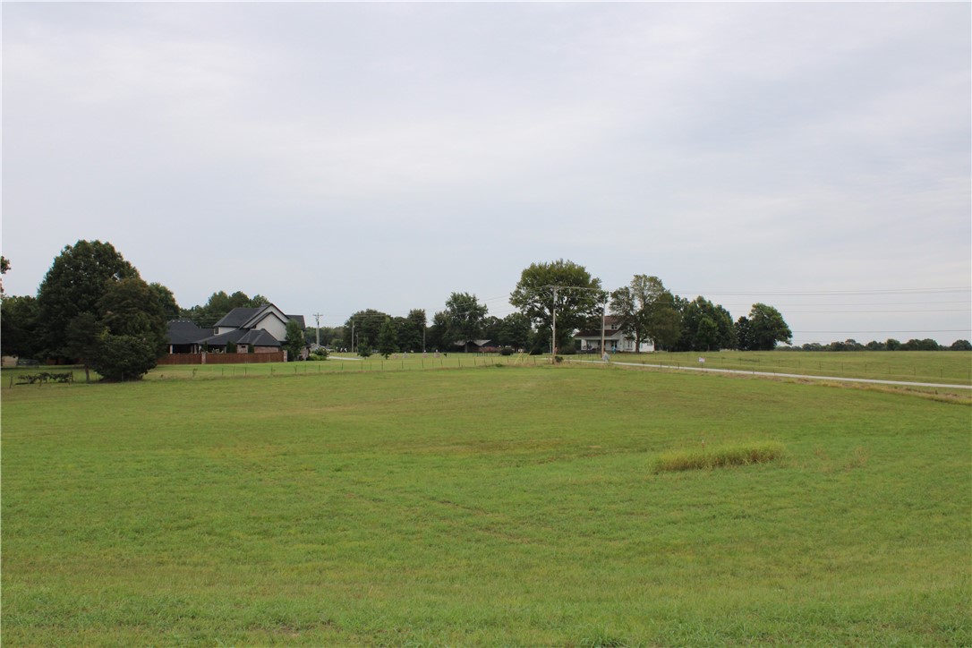 Discover a prime 1.004-acre lot in scenic Tontitown! This spacious parcel is ready for your dream home, with essential utilities like electric, water, and gas conveniently available at the street. While a septic system is needed, the gently rolling, cleared terrain ensures easy construction.
Enjoy breathtaking views of picturesque pastureland from your future home. This lot is ideally situated near Tontitown's amenities, including the winery, schools, churches, and the park. You'll find the property boundaries clearly marked with stakes, simplifying your planning process. Don't miss this opportunity to build your ideal lifestyle in this desirable location!