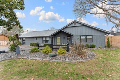 Photo of 1102 NW 11th Street, Bentonville, AR 72712 (MLS # 1330097)