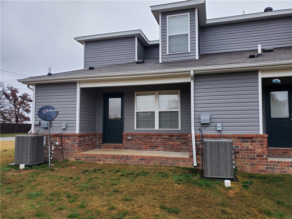 Move in any time in May and pay no rent until June 1st, 2024. 3 bedroom/ 2.5 bath/1 car garage unit in a 4 plex. built in 2020. $1275 per month. $1275 deposit. Refrigerator/ washer/dryer/dishwasher/ range and microwave included. $250 pet fee per pet plus $25 extra per month. $50 application fee per adult