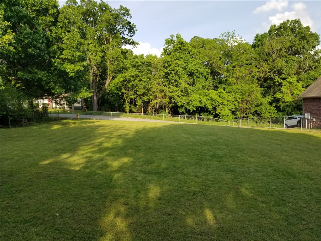 Come build your dream home in this great location in north Bentonville. This lot sits in the middle of all the great amenities Bentonville has to offer. If you're interested in driving by that's great but if you want a closer look please make an appointment because a German Shepard currently occupies the property. :)