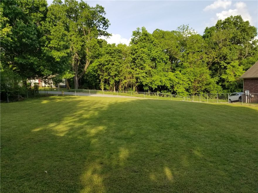 Come build your dream home in this great location in north Bentonville.  This lot sits in the middle of all the great amenities Bentonville has to offer.  If you're interested in driving by that's great but if you want a closer look please make an appointment because a German Shepard currently occupies the property. :)