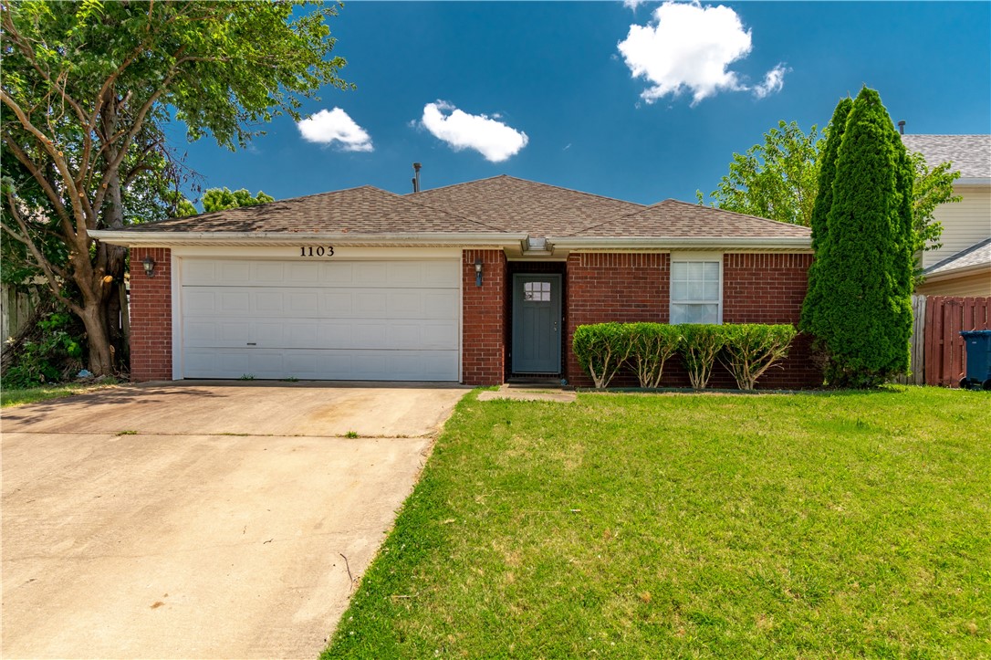 Wonderful family home in great neighborhood. Beautiful gas fireplace in living room...all this with Bentonville schools!