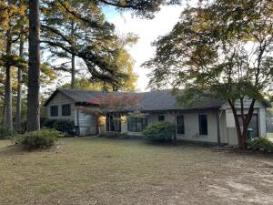 5 bedroom, 3 bath home with 1.25 acres in Russellville! Yard has plenty of room for a pool and shop, even room to extend driveway to back of home and make downstairs a mother n law quarters. Recently remodeled in 2019 and remodeled again in 2020 with new flooring and 2021 new hvac system. Projector and entertainment system convey with home.