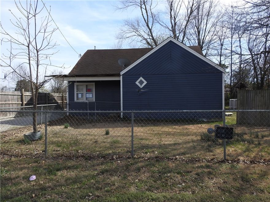 Investment Property! House is in need of total renovation or start fresh with a new build. Close to schools, parks, restaurant, library and the newly renovated downtown Emma St. Don't miss out on this opportunity!!!