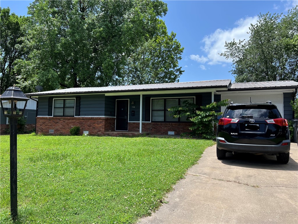 AGENT OWNED. Come check out this adorable home! With only 952 sf, this home feels so much larger. This home boasts GORGEOUS granite counter tops in the kitchen and bathroom, original hardwood floors in the bedrooms and luxury vinyl planking throughout the rest of the home. There is also a fully fenced in backyard. You won't want to miss this one!
Sidenote: There may or may not be a couple dogs in the backyard. Please do not let them in.