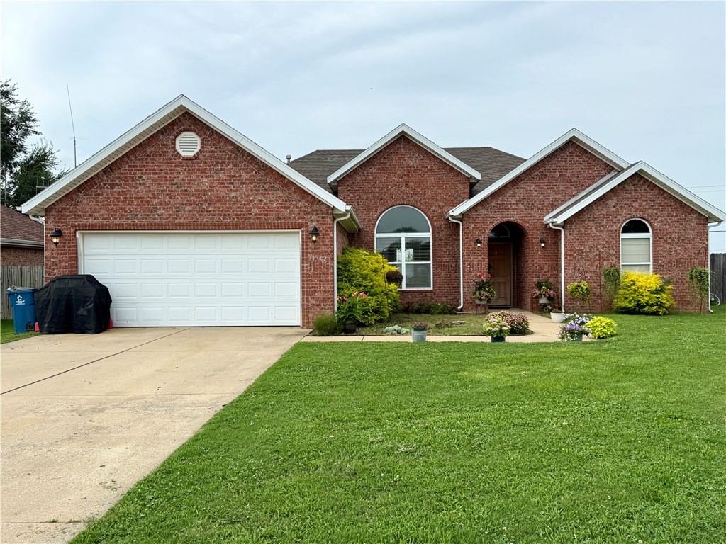 Location Location Location!This charming 3br 2ba home is tucked away on a private, low traffic, quiet, half cul-de-sac that is literally within minutes to everything Bentonville has to offer.Biking trails in every direction including Coler Mtn. Biking Preserve (1.9 mi),downtown Bentonville (3 mi),restaurant row (1 mi), Walmart Home Office (3.5 mi),Elementary & Middle Schools (1.8 mi),Bentonville West High school (4 mi). Plus a 24 hour medical clinic is just around the corner 1/2 mile away & grocery shopping is less than a mile away! Close to Bella Vista Lakes,Crystal Lake, & even more walking/hiking/biking trails. Baseball fields, Osage Park & Pickle Ball(3 mi) & 4 miles to the new gravity biking trails & high speed biking chair lift coming soon to Bella Vista.This home also sits on a spacious .24 acre lot offering extra privacy in the back with no neighbors behind the home.This one wonāt last long.Excellent starter home for a family and/or an amazing investment opportunity.BRAND NEW ROOF 7/23/25+5K in CONCESSIONS!