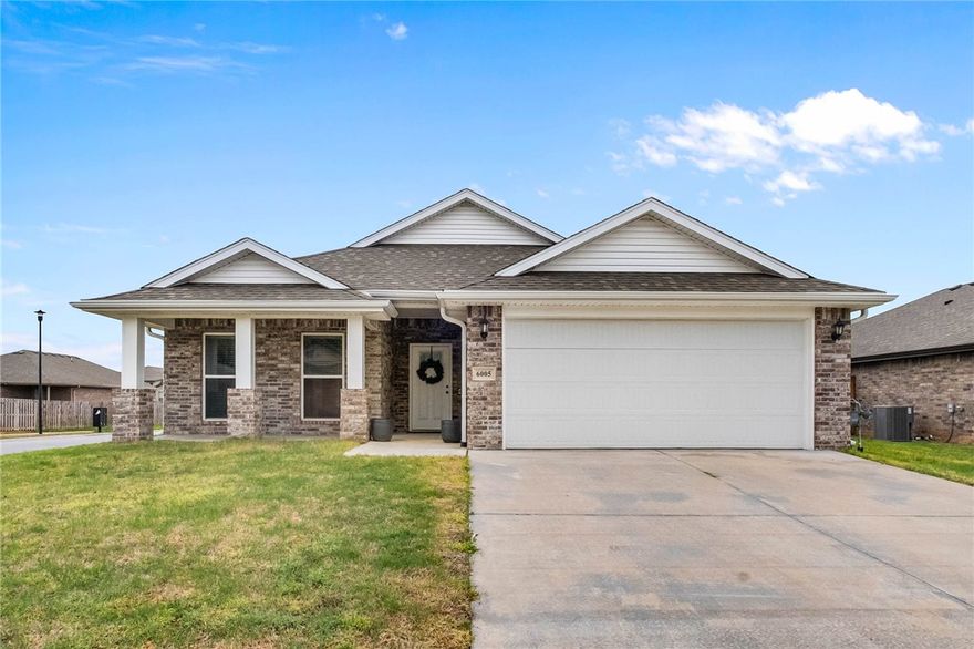 Tucked into one of Bentonville’s fastest-growing areas, this 2023-built home offers the layout buyers actually want—without the wait of new construction. With 1,685 sqft, this 3 bed, 2 bath home features a split floor plan for added privacy and an open-concept living space designed for everyday living and easy entertaining.
The kitchen flows seamlessly into the main living area, creating a functional and inviting central space filled with natural light. Every inch of this home feels intentional, offering a clean, modern feel that’s truly move-in ready. Whether you’re looking for a primary residence, downsizing, or adding to your investment portfolio, this home checks the boxes in both location and livability.