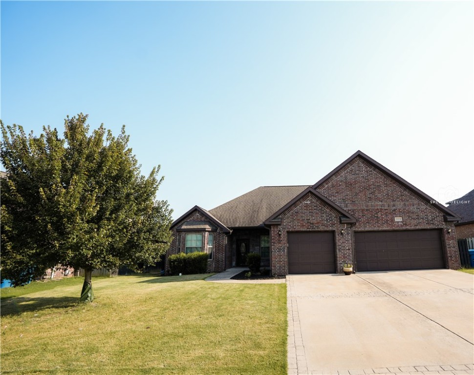 This home has a fantastic layout with 4 bedrooms and 3 full baths, plus a flexible upstairs space that could be a bedroom, media room, or playroomācomplete with its own full bath. The open floor plan features a gourmet gas range/oven, and the living room flows right into a gallery-style kitchen with beautiful cabinetry, an island bar, and a roomy pantry. Coffered ceilings and thoughtful details give the home a warm, upscale feel.
Out back, youāll find a fully fenced, flat yard with lush sod, professional landscaping, and plenty of privacyāgreat for relaxing or entertaining.
The location canāt be beatāclose to trails, local restaurants, and everything Bentonville has to offer. You can walk to Osage Creek Elementary and Creekside Middle School, and the Bentonville Community Center is just minutes away.