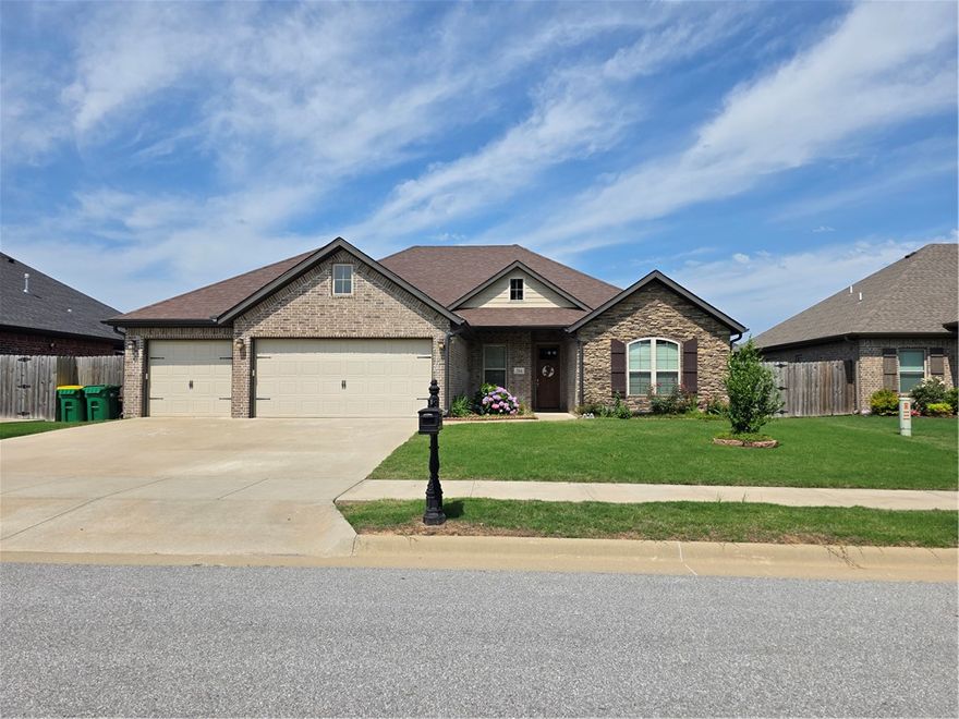 Such a great location within 1.5 miles from Bentonville West High School! Open concept living room and kitchen. Formal dining room, plus breakfast nook area in kitchen. Spacious master with en suite featuring dual vanity, soaking tub, walk-in closet and walk-in shower. Front facing guest room has walk-in closet as well. Two other guest rooms and guest bath with dual sink vanity. Privacy fenced back yard is perfect for the garden enthusiast with garden beds already in place. Outbuilding for lawn tool or extra storage. Lovely neighborhood with a playground for the kiddos just down the street!