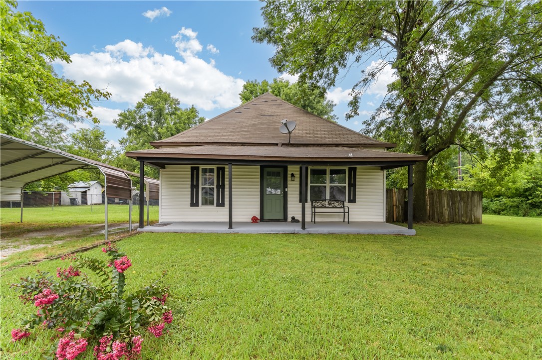 Charming Cottage in the Heart of Elkins!
This adorable 2-bedroom, 1-bath home is full of small-town charm and big opportunity! Perfectly situated in the center of Elkins, youāll love being within walking distance to local schools, the White River, Bunch Park, the post office, and more.
With Downtown Fayetteville just 20 minutes away, this location is ideal for commuters, students, or anyone looking for easy access to the University of Arkansas.
The property features a detached shop with electricityāgreat for hobbies or storageāand a spacious backyard thatās ready for chickens, gardening, or future expansion. With plenty of room to build an additional home or two, the investment potential is real.
Whether youāre a first-time buyer, investor, or someone dreaming of a simpler lifestyle, this one is worth a look!