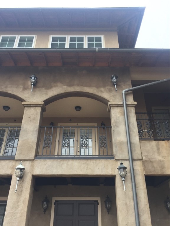 Downtown Fayetteville Living - Steps away from Dickson Street!
Spacious 1BR/1.5BA condo in the historic Three Sisters Building with stunning views of Ole Main. Enjoy secure gated access, covered & assigned parking, and an unbeatable location in the heart of the Dickson Street Entertainment District. Walk to restaurants, shops, theaters, and the University of Arkansas!