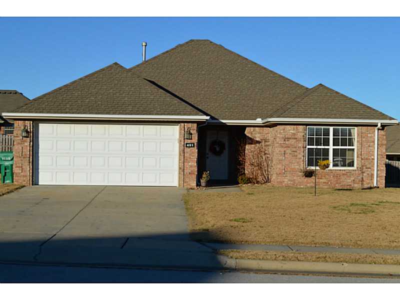 3 BATH AND 2 BATH HOUSE WITH LOTS OF STORAGE, BEAUTIFUL CUSTOM FIREPLACE, SPLIT BEDROOMS, VAULTED CELINGS. CLUB HOUSE W/ EXERCISE ROOM, TANNING BED, GATHERING ROOM, AND POOL.