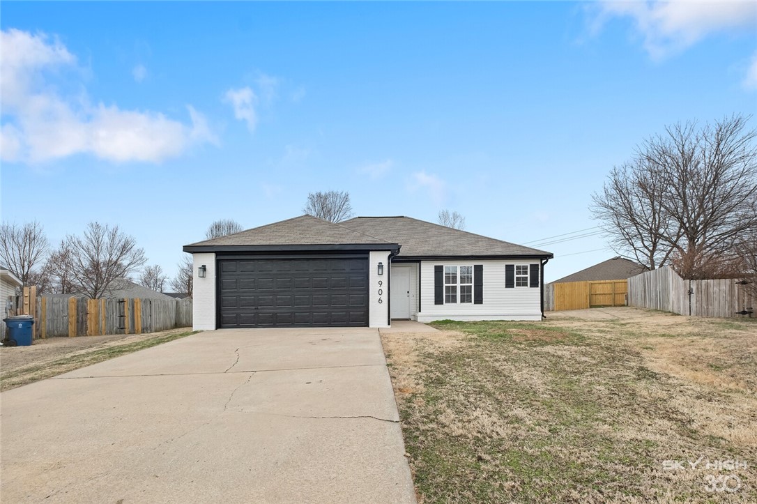 Experience Bentonville in this fully furnished home with all amenities included. This 3 bed, 2 bath house can sleep up to 6. It is centrally located off of Hwy 102 and near access to the Razorback Greenway which makes it a great place to ride and explore the Bentonville area. Landlord covers utilities up to $250 each month. Flexible leasing arrangements are available, including month to month and nightly rates. Available August 13th 2025. Pets are negotiable.