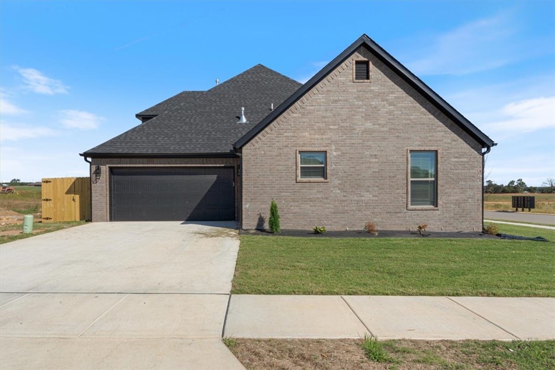 Welcome to this stunning 4-bed, 3-bath home in the new Walnut Grove Subdivision. As you step inside, you’ll immediately notice the bright, open floor plan & high-end finishes throughout. The spacious living room fills with natural light, thanks to several windows that offer beautiful views. A cozy floor to ceiling bricked fireplace adds charm & warmth to the space. The kitchen is a standout feature, complete with a large center island, quartz countertops, eat-in kitchen, stainless steel appliances, & custom cabinetry. The split floor plan ensures privacy, with the master suite tucked away for ultimate tranquility while the side load garage adds to the curb appeal. The master bath includes a soaker tub built into a walk-in shower with both an upgraded shower head & handheld. The master suite also boasts a generous walk-in closet. Situated in a sought-after neighborhood with easy access to Bentonville's top-rated schools, parks, dining, & shopping, don’t miss the chance to make this exceptional home yours!