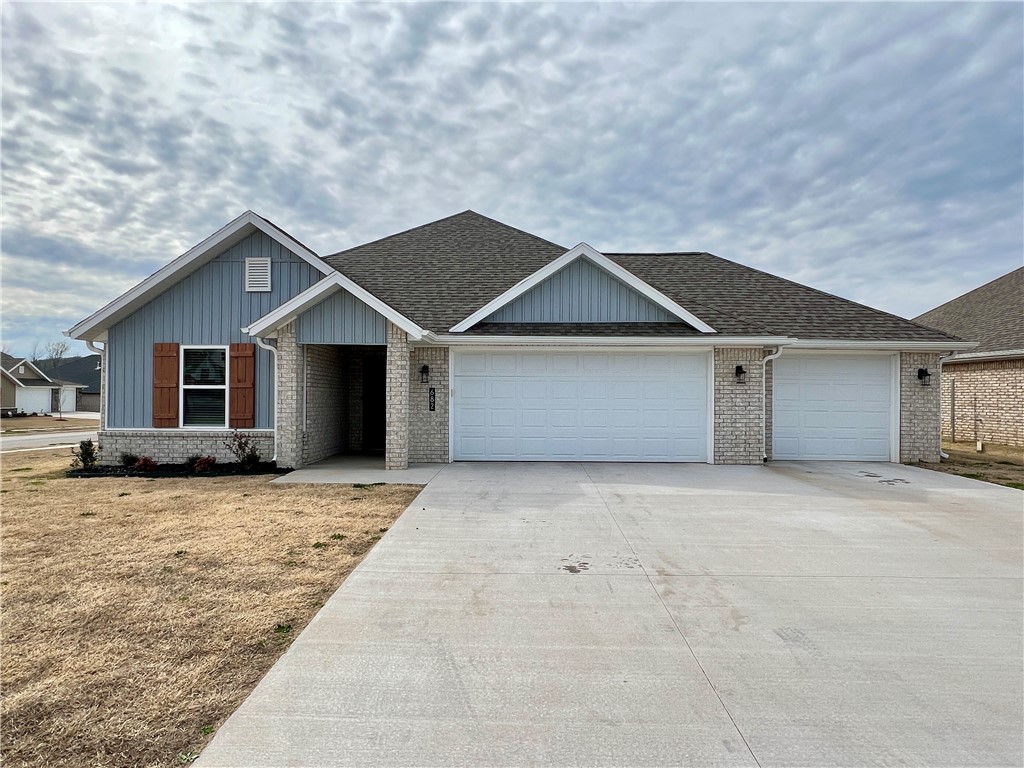 Great home in Snyder Grove S/D. The Colby plan features 4 bedrooms, 2 bathrooms, 3 car garage, wood floors, granite countertops, split floor plan, gas log fireplace in living room, large open kitchen with great breakfast bar and nice breakfast area, pantry, formal dinning room big master suite complete with huge walk in closet, separate shower, and tub. Covered back patio, frig included & much more! Come take a look!