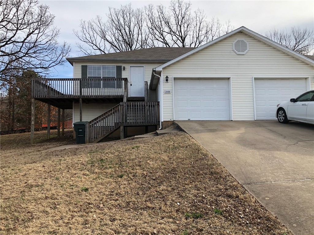 Great Location in Fayetteville!!! 3 bedroom 2 bath duplex, laminate flooring in livingroom and halls, new carpet in bedrooms.
Includes washer/dryer, refrigerator and lawn care.