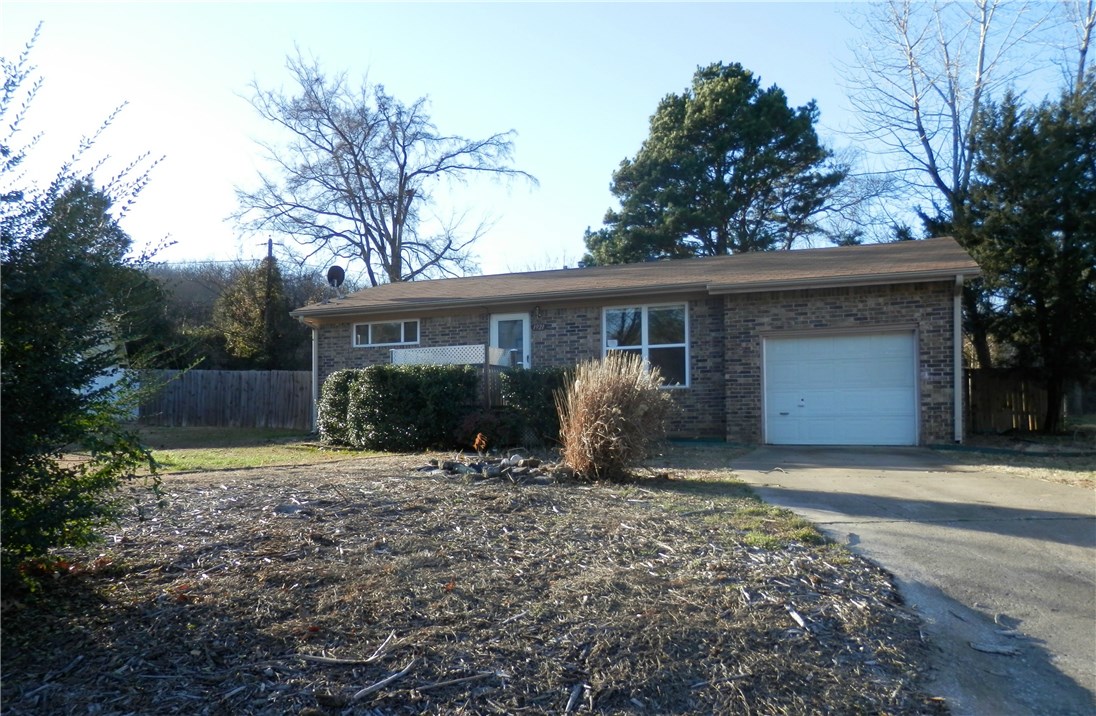Cute 3 bedroom home that would be perfect for U of A student or a starter home. Would also be a great investment property with the close proximity to the University. Big back yard to enjoy along with the covered patio. This is a Fannie Mae property. Submit all offers at www.homepath.com. Addendums attached.