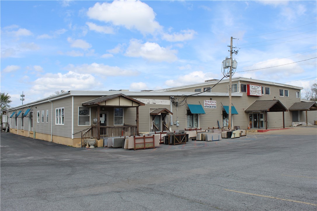 Development/redevelopment opportunity. 1 dock door and 1 garage door with ramp.
Cell tower generating $3,450/mo with additional income potential. Ample parking. 3-phase power.