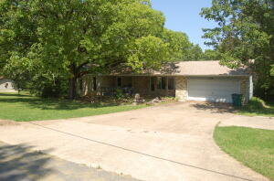 WHOA! This three bedroom, three bathroom home is located minutes from Bull Shoals Lake access and White River Access. Spacious rooms, amazing covered back deck to enjoy the breeze on, attached garage and a very spacious basement! Don't miss out on this Bull Shoals Beauty!