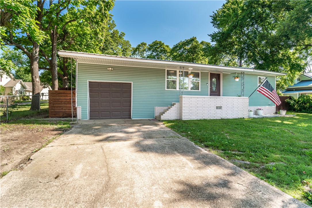 Charming 2-Bedroom Home on Nearly Half an Acre!
This adorable all-electric 2-bedroom, 1-bath home sits on nearly half an acre and offers comfort and charm both inside and out. Featuring wood laminate flooring throughout, itās move-in ready and perfect for a starter home. Enjoy the fenced backyard with a garden area, a cozy front porch, and a back patio ideal for relaxing or entertaining. A 1-car garage provides convenient parking and storage. Donāt miss this great opportunity!