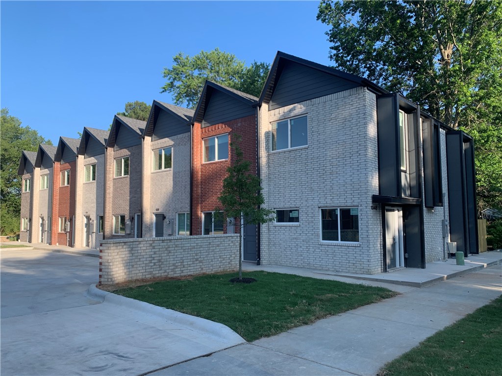 New Construction with unique European Nordic architecture townhomes 2 bedroom 2.5 bathroom with private fenced backyard. CENTRAL LOCATION for University of Arkansas students and employee by MLK and University Ave. Continuation of the West Avenue cultural corridor. Close to the Razorback Greenway. By the school bus stop. Walking distance from landmark downtown restaurants. Down the road from Dickson Ave. Walking distance from the new South Yard development on MLK housing the new Central barbecue Fayetteville, Taco & Tamale , The Meteor Cafe. We are behind Nomads Southtown restaurant, next-door to the Farmers Table Cafe. Few blocks from Neighborhood Walmart, The new Windgate studio and design center Fulbright School of Art and Sciences, the new Anthony Timberland Center project for the school of architecture .. Walking distance from Wilson park &greenway biking trail and much more.