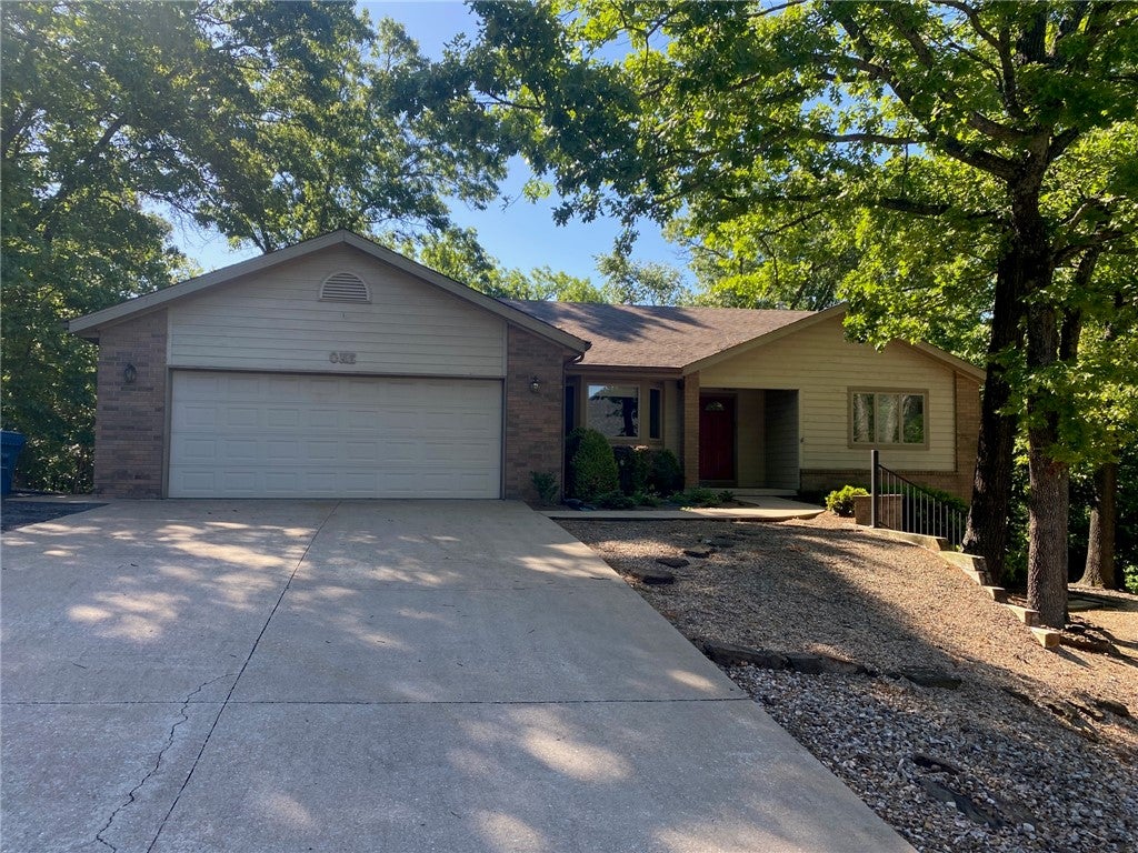 Photo 1 of 36 — 1 Chudleigh Lane, Bella Vista, AR 72714
