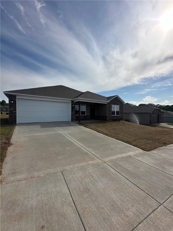 Brand new 4 bedroom 2 bath home conveniently located near the interstate in Fayetteville. Just minutes from the U of A Campus. Holcomb/Holt school district. Brand new stainless steel appliances. Good size backyard and 2 car garage. Fence being installed this month.
Renter is responsible for water, gas and electric. No smoking. 12 & 24 month least options