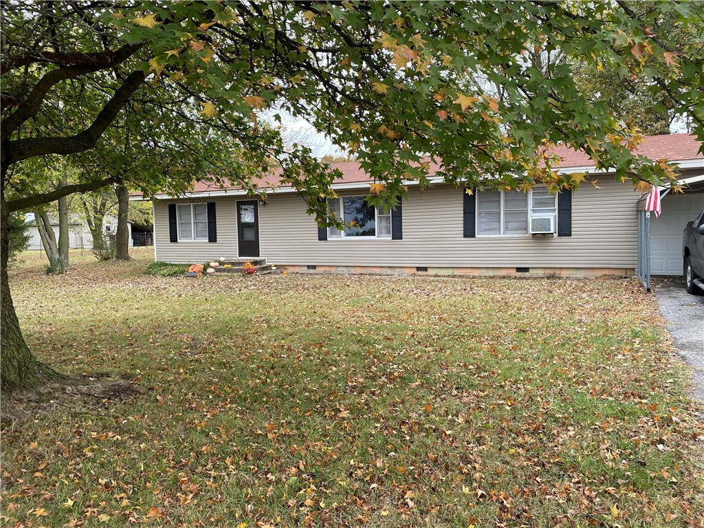 ** NEED HELP WITH DOWN PAYMENT? Seller is offering $5,000.00 towards down or repair credit, your choice *** with acceptable offer *** If you are looking for a great starter home, investment opportunity or country living close to town, this home may be the perfect fit. This is a 3/2 home with garage in a great location sitting on a little over an acre. Enjoy country living, sitting in Siloam Springs with easy access to Gentry and/or Siloam. Seller has completed several updates already; bring your finishing touches. * Age of the house is unknown *