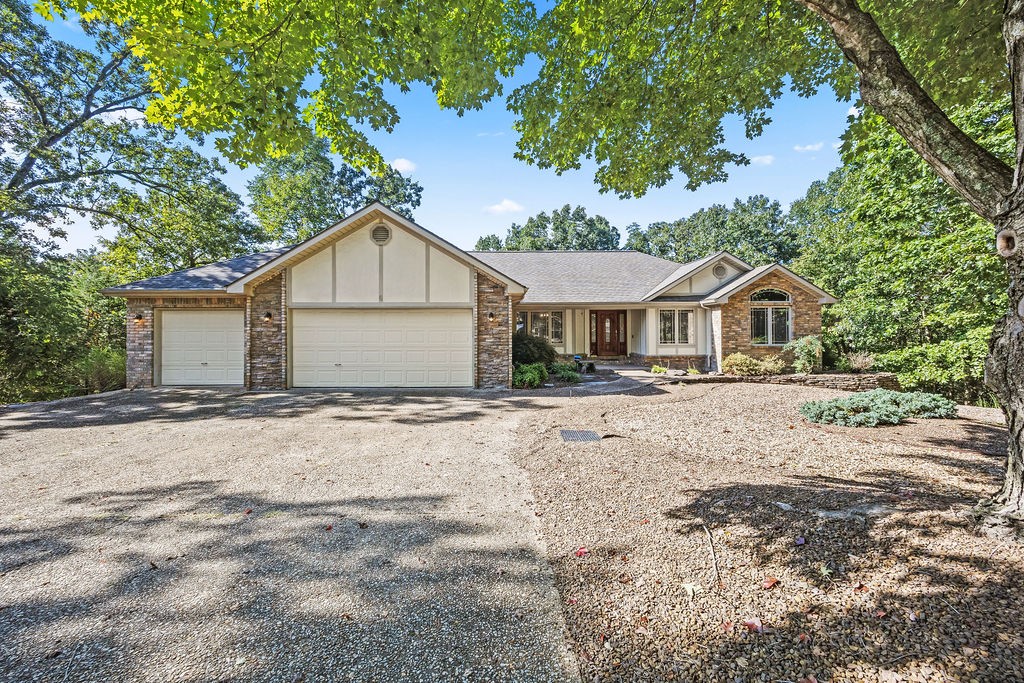 Beautiful property in an established upscale lake area neighborhood with direct access to Tunnel Vision and the Little Sugar Trail System. Main level features Living, Kitchen, Formal Dining, Sunroom, Utility, Master Suite plus 2 bedrooms and a full bath. Walkout basement has 2 more bedrooms, huge living/game room with wet bar, a craft room, full bath, and nearly 300sqft of unfinished storage/game room/workout space! This property has everything you could ever need and all of it is just 4 minutes to Loch Lomond Marina; 6 minutes to Scotsdale Golf Course; 8 minutes to Bella Vista Country Club & Town Center Shopping. 20 minutes to Downtown Bentonville. View complete photo album: https://realestatephotonwa.pixieset.com/6berrydale-1/