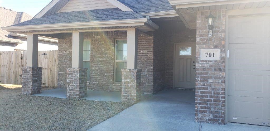 Amazing spacious newer 3-bedroom 2-bath home. Granite throughout, open concept with beautiful natural lighting. Amazing location in a superb neighborhood & walking distance to schools, trails, and parks in Centerton. Occupied, must have a 24-hr. notice.