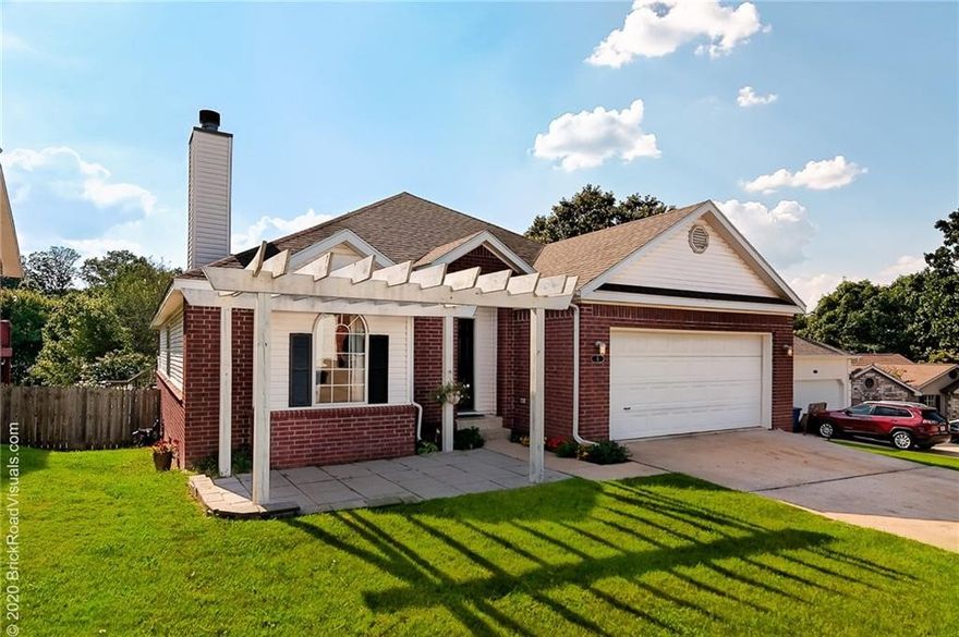 Discover your dream home in Bentonville, AR! This spacious 3-bed, 2-bath gem boasts an open layout, a cozy fireplace, and all appliances included. Enjoy the serenity of a screened-in back porch and a fenced backyard with lush trees. Your choice: unfurnished for $1,850 or fully furnished for $2,150. Your perfect haven awaits!