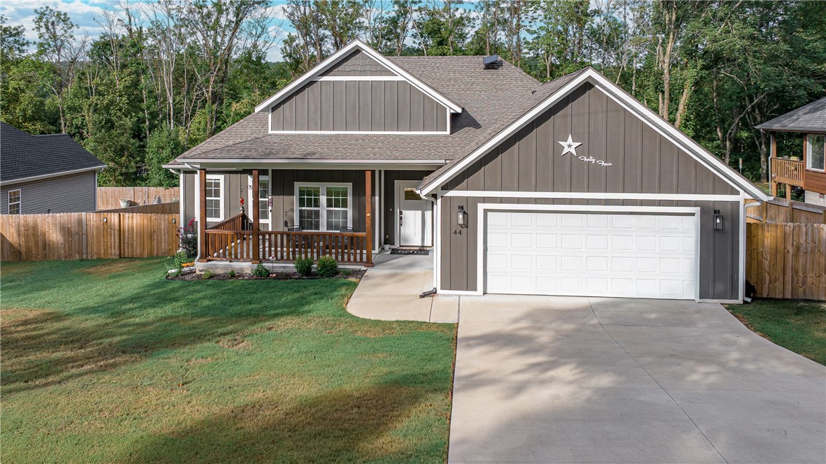 Immaculate & Move-In Ready!
Built in late 2023, this 3BR, 2BA + Office sits on a hard-to-find flat lot with a level driveway. Offering 1,835 sq ft of open-concept living with a split floor plan, itās designed for both comfort and functionality.
The chefās kitchen features a spacious walk-in pantry, custom cabinetry, and 3cm Carrera quartz countertops. The private primary suite includes dual walk-in closets, a soaking tub, separate shower, and dual vanities.
Luxury vinyl plank flooring runs throughout the main living areas, adding style and durability. With custom finishes, ample storage, and thoughtful design, this home is truly move-in ready.
Conveniently located near trails with easy access to the highway, it provides the perfect balance of modern living and outdoor lifestyle.