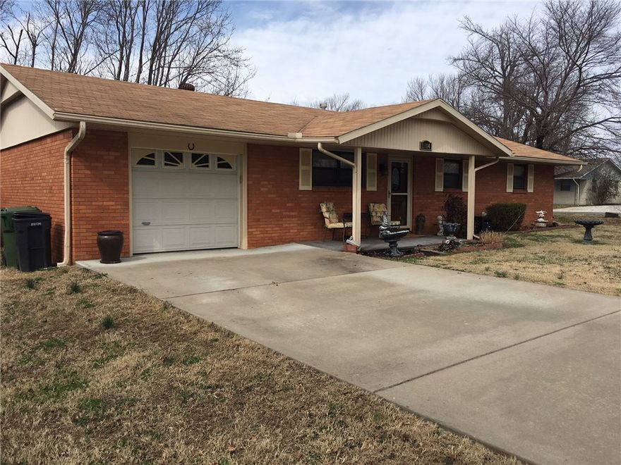 Immaculate well kept 3 br brick home close to everything and priced below value for an Investor. New concrete driveway, all new solid oak kitchen cabs, new ceramic tiled floors, largest corner lot in subdivision, Don't let this one get Away
