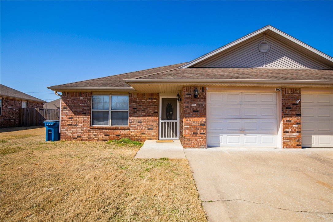 Close to trails and schools. This Great duplex on the west side of Bentonville features 2 bedrooms and 2
full baths, new carpet, large open kitchen with lots of cabinets and pantry, refrigerator included. 1 car
garage.