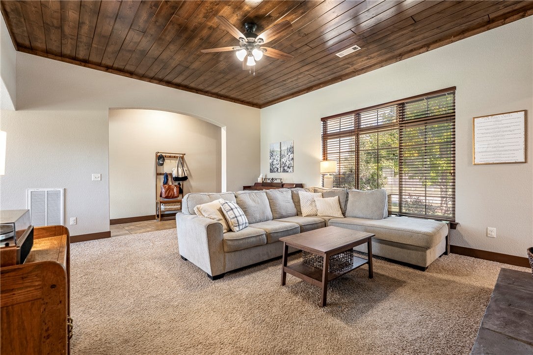 6102 SW Thorney Cove