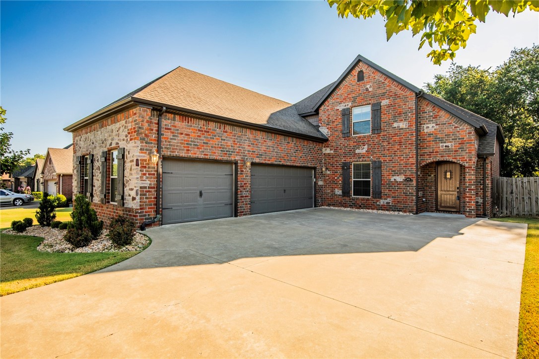 Turn-key West facing home in SW Bentonville. 4 bedrooms plus really nice sized bonus room. 2 beds down, 2 baths down, 2 beds/1 full bath, and bonus room upstairs so it could work as a 5 bed. All new flooring, paint, backsplash, water heater, and oven. Brand new furnace and 1 new air conditioner. Currently zoned for Central Park Elementary, Creekside Middle School, Grimsley Jr High, and Bentonville West. 1.5 miles to the Walmart Distribution Center, 5.4 miles to DTB and 7.8 miles to XNA makes it nicely located. Agent owned.