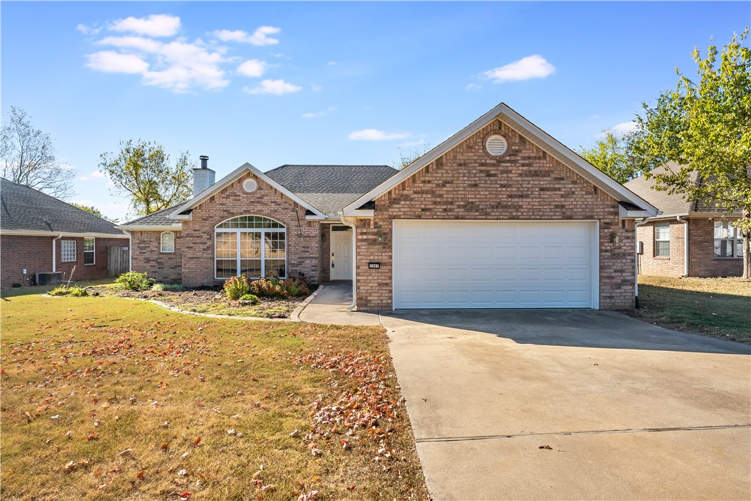 Move in special!! 500.00 off first full months rent!!
Introducing a spacious four bedroom home in Bentonville, Arkansas. This charming house features a large fenced-in yard, perfect for outdoor gatherings and activities. Cozy up by the fireplace in the open living room and dining room, ideal for entertaining guests or relaxing with loved ones. Enjoy meals in the formal dining room, adding a touch of elegance to your dining experience. With a two car garage, you'll have plenty of space for parking and storage. Don't miss out on this wonderful opportunity to make this house your new home.