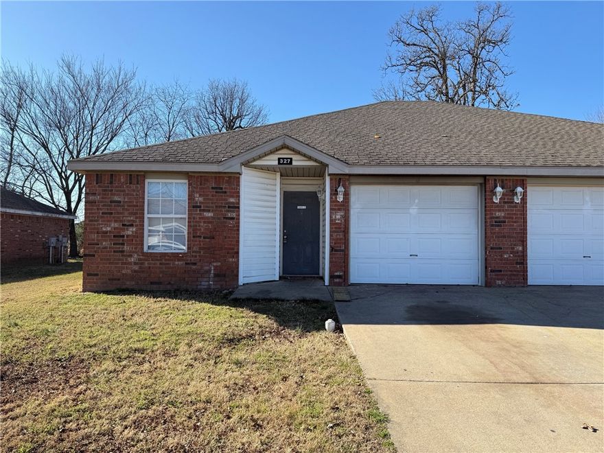 Nice duplex in Centerton featuring 3 bedrooms, 2 bathrooms, & 1 car garage. Laminate wood floors in living room, new carpet in bedrooms. New paint throughout.