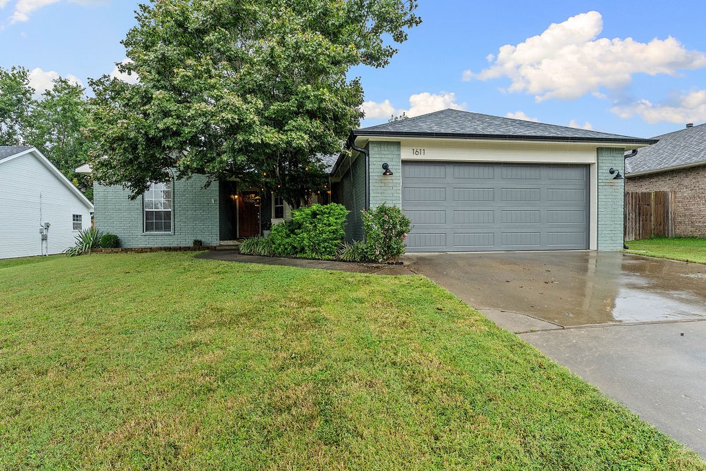 This charming 3-bedroom, 2-bath home is full of warmth and character, offering the perfect balance of comfort and convenience. The cozy layout makes it easy to feel right at home, while thoughtful details throughout create a welcoming vibe.
Enjoy a bright living area, a functional kitchen, and comfortable bedrooms—all set in a great Rogers location close to schools, shopping, dining, and all the best of Northwest Arkansas. Whether you’re a first-time buyer, downsizing, or looking for a great investment, this home is move-in ready and waiting for you!