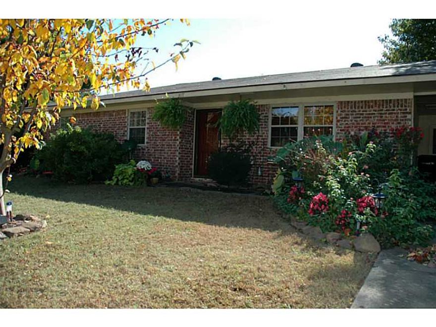 Wonderful 3 bed, 1.5 bath home on a .57 acre lot in the middle of Farmington! Well maintained with multiple updates. New heat & air in 2013, new front windows, wood floors and wood blinds throughout. Roof replaced in 2011 and has a nice garden shed w/,potting bench in the back yard. This is not one to miss!!