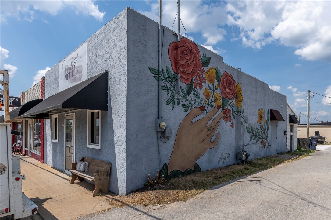 Prime commercial opportunity INCLUDED in the Entertainment District of downtown Rogers! This property offers excellent visibility, high traffic exposure, and convenient access to the vibrant Downtown. The building offers flexible space suitable for retail, office, restaurant, or mixed-use development. Inside you’ll find an open floor plan that is a blank canvas for your needs. Surrounded by thriving businesses, restaurants, and cultural attractions, this property positions your business for success. Whether you’re an investor looking for income potential or an owner-operator seeking a strategic location, 115 W Chestnut delivers unmatched opportunity in one of Northwest Arkansas’ fastest-growing downtowns.
