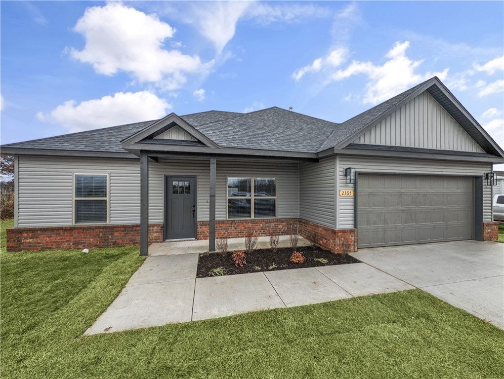 Welcome To Your Next Home! Solid New Construction On Huge Half Acre Lot In Fast Growing Pea Ridge. Forget The Basic Builds Down The Road When You Can Come Grab This Fully Loaded Beauty With Custom Cabinets, Granite Counters, Wood Look Tile Flooring In Main Areas & All Bedrooms, Tile In Baths/Laundry. Kitchen Offers Bar/Island Seating + Eat-In, UC Lighting, Tile Backsplash, Pantry. Beam Ceilings In Living Room. Primary Suite With Tile Shower, Dual Vanity, Walk-in Closet. 9ft Ceilings Throughout. Covered Front Porch And Back Patio. Ready To Move In Now! Come See!