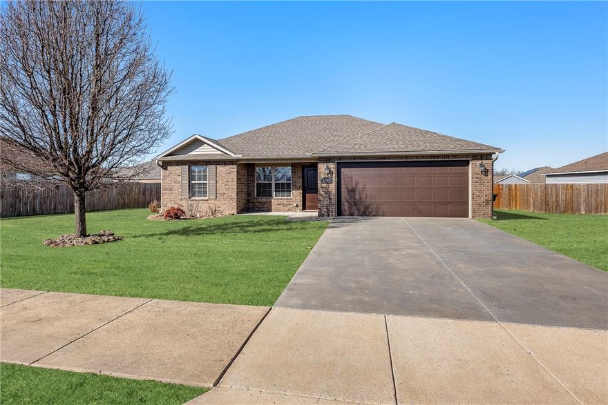 Located in the rapidly growing community of Centerton and just minutes from Bentonville West High School, this 3-bedroom, 2-bathroom home offers comfort and convenience in a desirable setting. This floor plan features a spacious living area that flows into the kitchen, creating an open and welcoming atmosphere ideal for both daily living and entertaining. The primary suite provides a private retreat with a walk-in closet and en suite bathroom. Outside, you’ll find a level backyard with a full wood privacy fence—perfect for pets, gatherings, or enjoying quiet evenings at home. With its functional layout, prime location, and easy access to nearby schools, shopping, and dining, this home is a fantastic opportunity in one of Northwest Arkansas’ most sought-after areas.