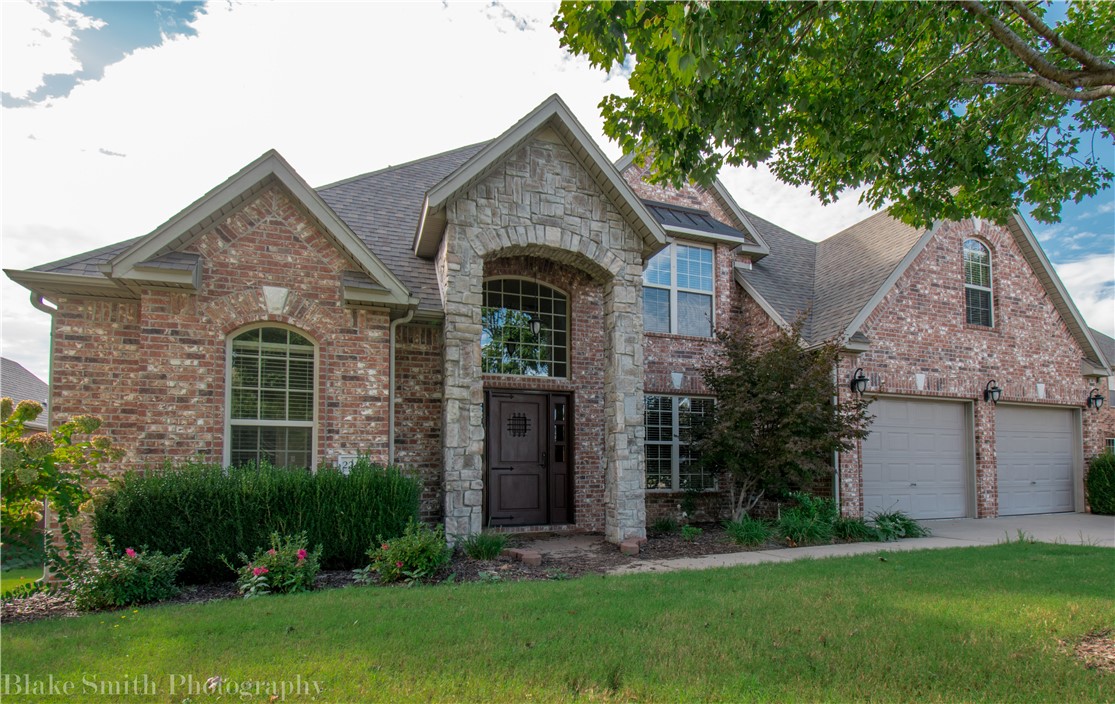 Stunning 3 bed, 2.5 bath home in Clabber Creek subdivision. Home features large covered deck, granite counters, stainless steel appliances, large bonus room that could be used as a 4th bedroom, formal dining, and more!