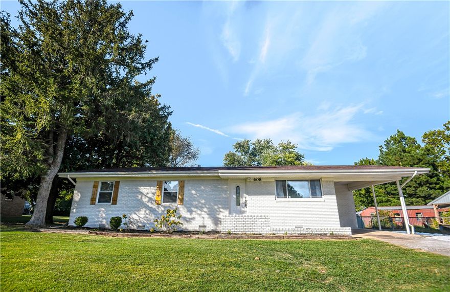 Country charmer near the downtown district of Gravette. Quiet street, lovely surrounding scenery nearby shopping and dining. This quaint ranch has been recently updated. Fresh clean color palette, new flooring and bathed in light. Three outdoor storage buildings and extra driveway.