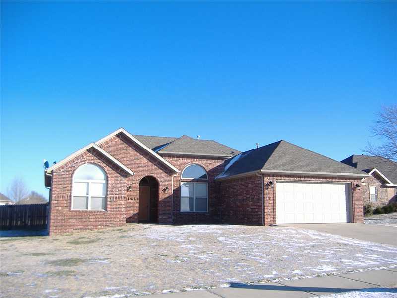 LOCATION! LOCATION! LOCATION! THIS HOME IS LOCATED WITHIN MINUTES FROM THE WALMART HOME OFFICE AND DOWNTOWN BENTONVILLE, SCHOOLS CLOSE BY, THE HOME FEATURES A SPLIT FLOOR PLAN, LARGE LIVING ROOM, OVER-SIZED MASTER SUITE, WOOD PRIVACY FENCED BACK YARD.