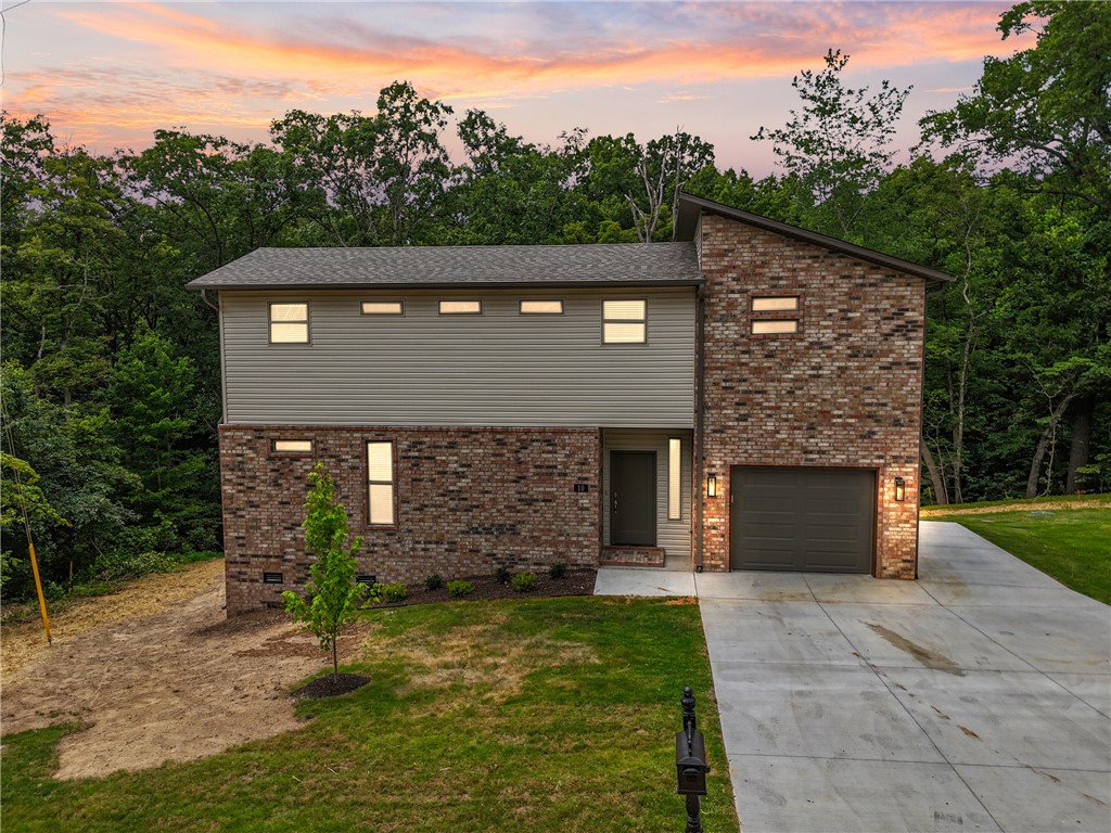 New Construction Gem in Bella Vista: This 2 bed, 2 bath home with a bonus room combines modern living with nature. Enjoy an open-concept design, 1-car garage, and a backyard that has common area leading to the Tunnel Vision Trail. Minutes from the Chelsea Trailhead, it's perfect for outdoor enthusiasts. Experience the best of comfort and convenience in a prime location. Blinds to be included!